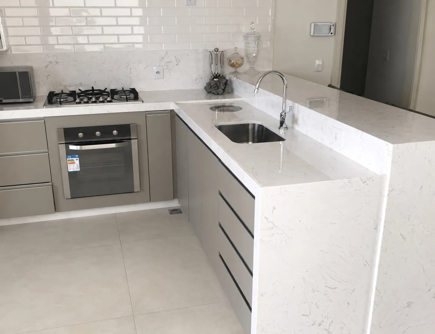 Cozinha com bancada clara em cascata